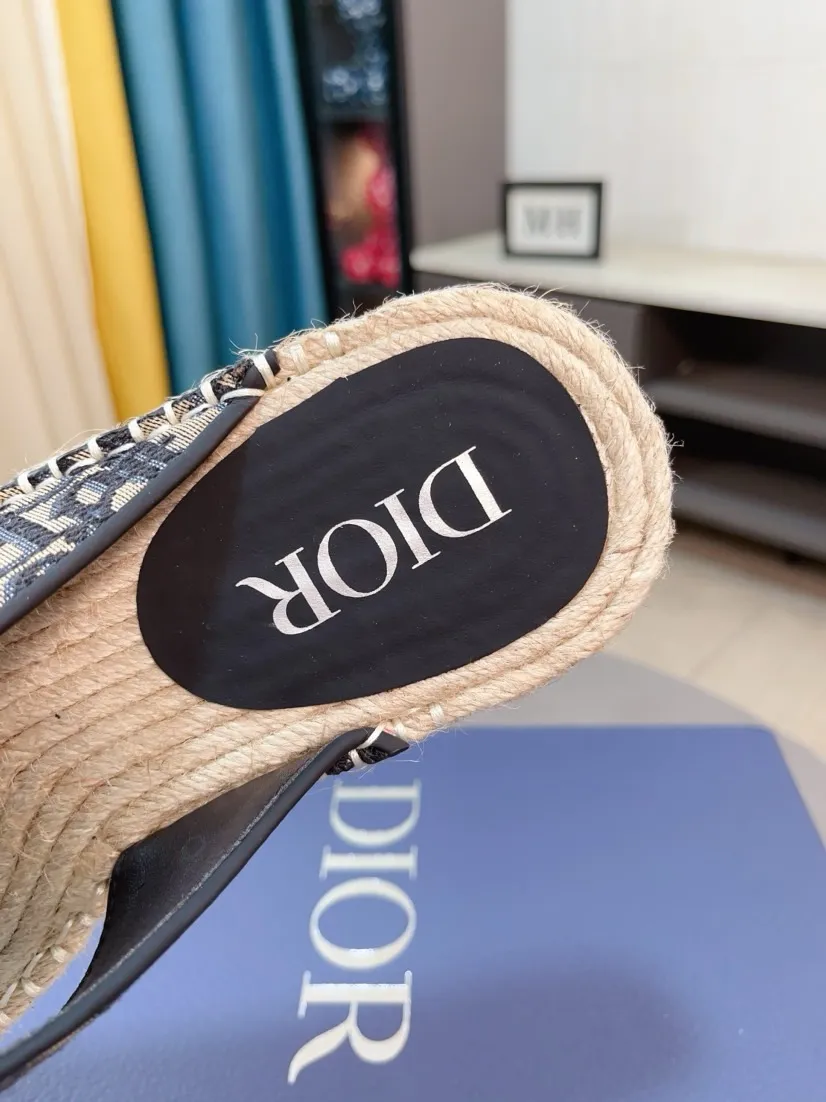 Men's men's shoes💰320🌸🌸High-end version. DIOR💁Men's slippers, high-end and upscale [strong][strong], compare quality at counters. The upper is hand-drawn, a combination of native hemp and raw rubber sole [strong][strong], breathable and non-slip outsole [rose][rose], breathable and comfortable lambskin lining, density 100% comfortable [gift][gift], original wear-resistant code number 38-44. Can be customized 45-46-47